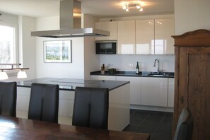 Réfrigérateur, four à micro-ondes, un four, surface de cuisson