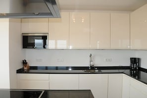 Réfrigérateur, four à micro-ondes, un four, surface de cuisson