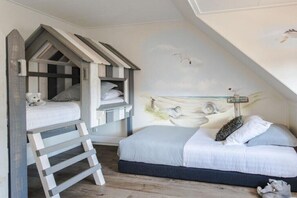 4 bedrooms, travel crib, free WiFi, bed sheets - Holiday home in Nes with swimming pool (Nes)