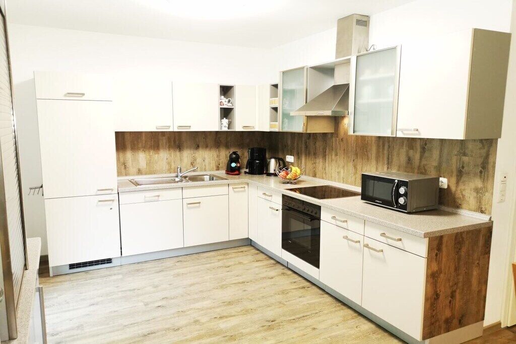 ثلاجة، فرن، موقد طهي مسطح، مائدة طعام