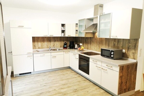 Kühlschrank, Ofen, Herdplatte, Esstisch