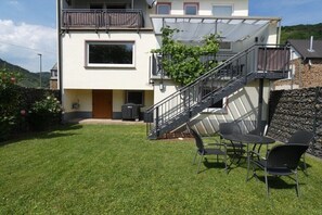 Outdoor dining - Holiday home with 3 bedrooms (Treis-Karden)
