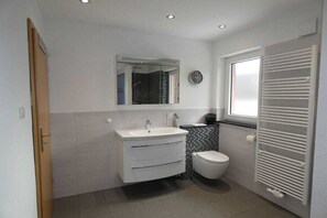Shower, hair dryer - Holiday home with 3 bedrooms (Treis-Karden)