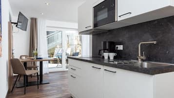 Kühlschrank, Mikrowelle, Herdplatte, Geschirrspüler