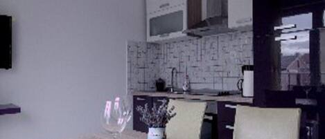 Kjøleskap, ovn, kokeplater og kaffetrakter/tekoker