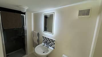 Douche, sĂšche-cheveux, serviettes fournies, savon