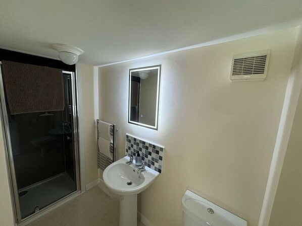 A bathroom with a shower, toilet, and sink. - Cosy House in the heart of Kirkwall (Kirkwall)