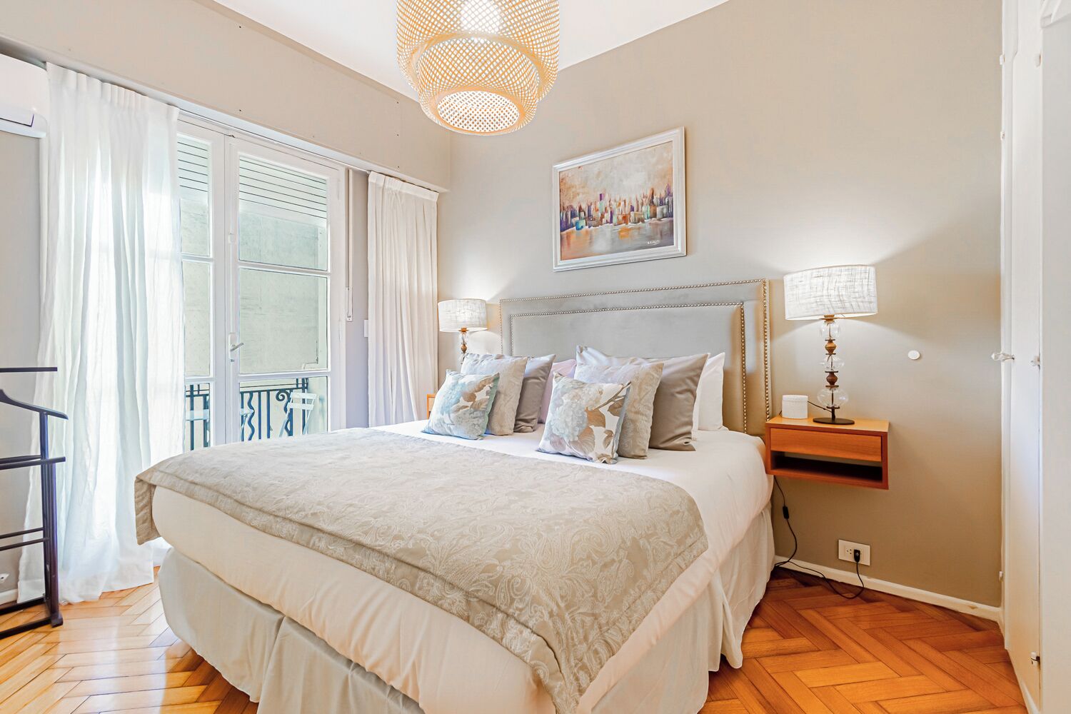 1 habitación, tabla de planchar con plancha, wifi gratis y ropa de cama 