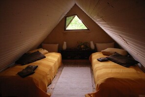 4 عدّة غرف نوم ومكتب وواي فاي مجانًا وملاءات أسرّة