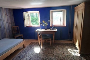 4 bedrooms, desk, free WiFi, bed sheets