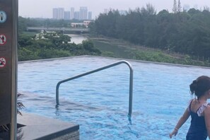 حمام سباحة خارجي