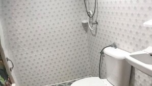 A bathroom with a shower, toilet, and sink. - Baan Wira Guesthouse (Khon Kaen)