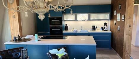 Een koelkast, een oven, een kookplaat, een vaatwasser