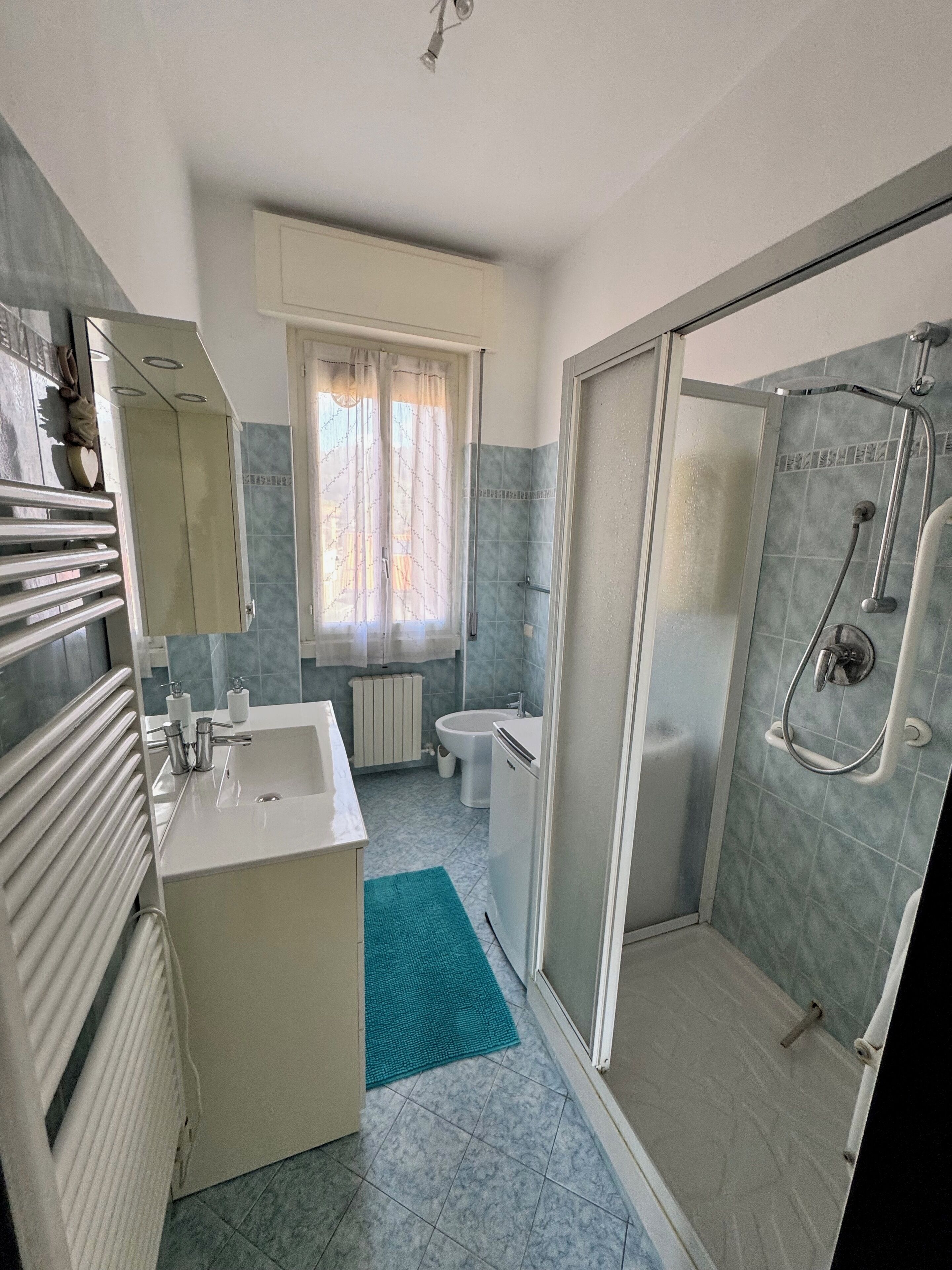 Douche, bidet, serviettes fournies, savon