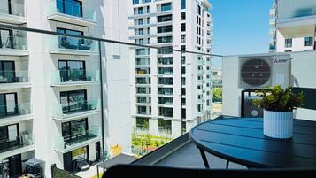 Appartement Supérieur, 1 grand lit et 1 canapé-lit, vue cour intérieure | Terrasse/Patio