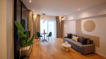 Superior-Apartment, 1 Queen-Bett und Schlafsofa, Blick auf den Innenhof | Verdunkelungsvorhänge, Bügeleisen/Bügelbrett, kostenloses WLAN