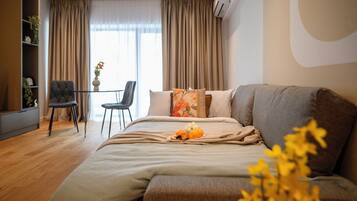 Apartamento superior, 1 cama de matrimonio con sofá cama, vistas al patio | Zona de estar | Smart TV de 127 cm con canales digitales, Netflix