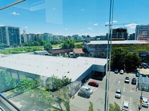 Apartament superior, 1 llit de matrimoni i sofà llit, vistes al pati | Vista de la ciutat