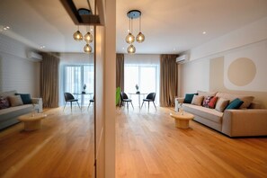 Apartament superior, 1� llit de matrimoni i sofà llit, vistes al pati | Sala d'estar