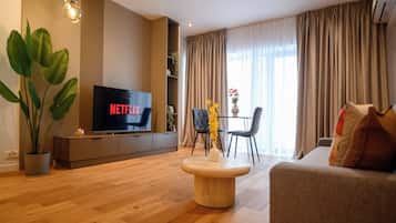 Superior Apartment, 1 Queen Bed with Sofa bed, Courtyard View | Living area