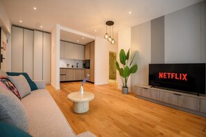 高级公寓, 1 张大床和 1 张沙发床, 庭院景观 | 起居区