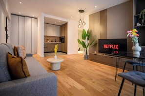 Superior Apartment, 1 Queen Bed with Sofa bed, Courtyard View | Living area