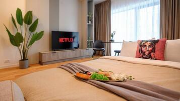 Appartement Supérieur, 1 grand lit et 1 canapé-lit, vue cour intérieure | Coin séjour | TV connectée de 127 cm avec chaßnes numériques, Netflix