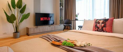 Superior Apartment, 1 Queen Bed with Sofa bed, Courtyard View | Living area