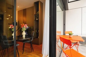 Apartament superior, 1 llit de matrimoni i sofà llit, vistes al pati | Terrassa o pati