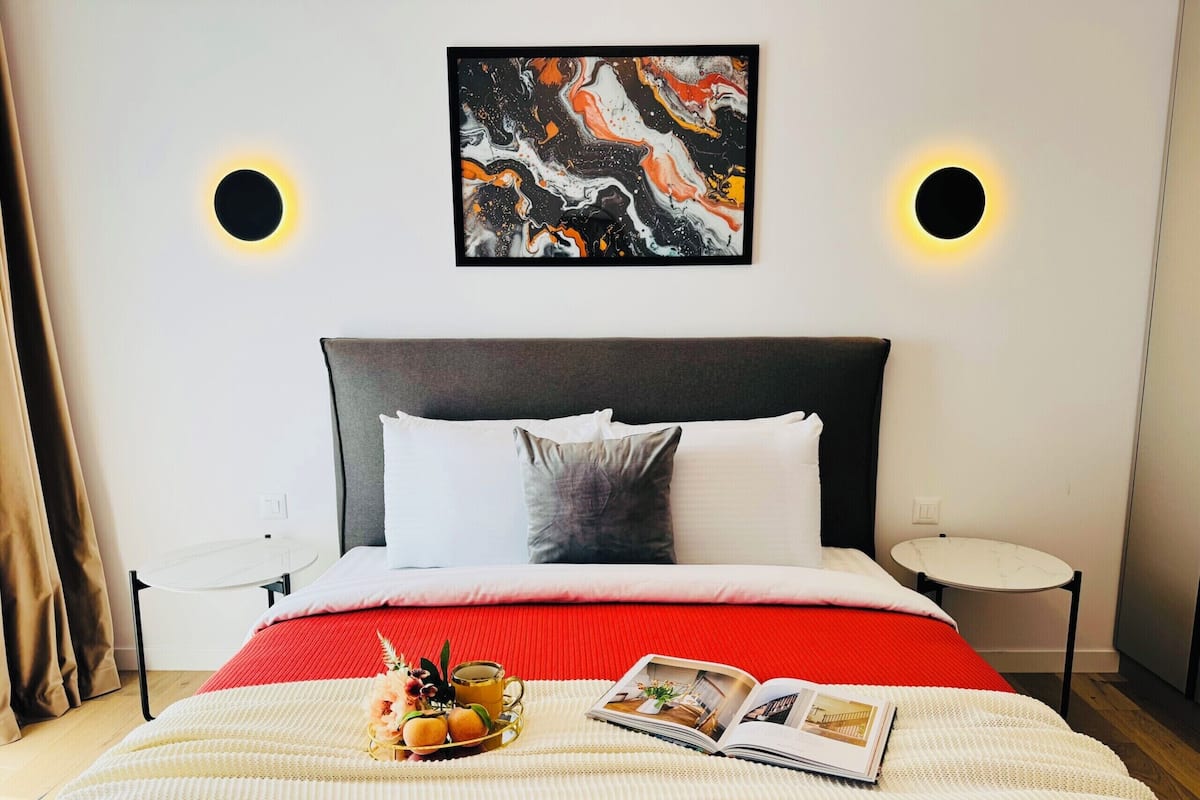 Superior Apartment, 2 Bedrooms, Courtyard View | Langsir/tirai gelap terus, seterika/papan seterika, Wi-fi percuma