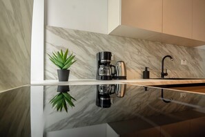 Superior Apartment, 1 Katil Ratu (Queen) dengan Katil Sofa, Courtyard View | Dapur peribadi