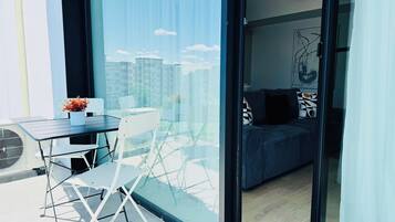 Superior-Apartment, 1 Queen-Bett und Schlafsofa, Blick auf den Innenhof | Balkon