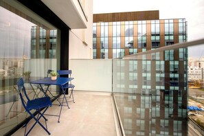Superior Apartment, 1 Queen Bed with Sofa bed, Courtyard View | Terrace/patio