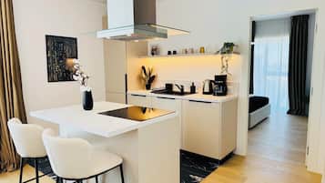 Apartamento superior, 1 cama de matrimonio con sofá cama, vistas al patio | Cocina privada