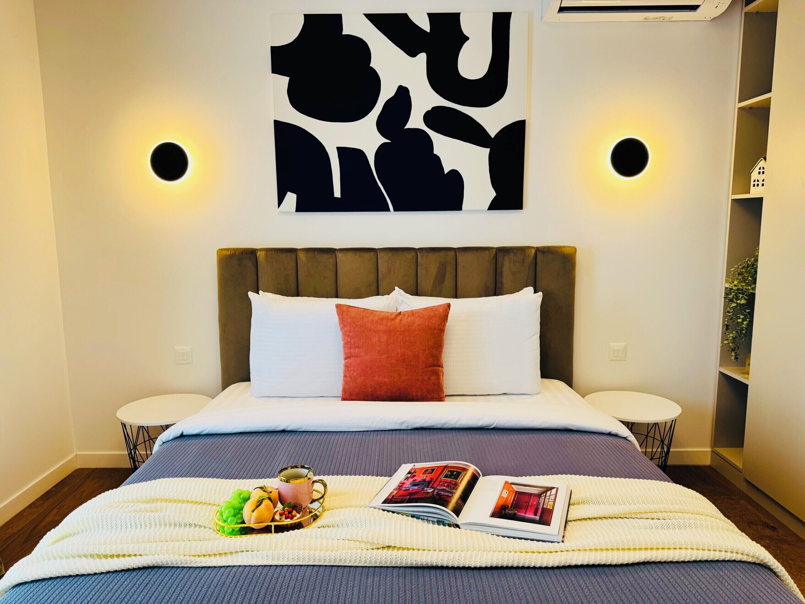 Superior Apartment, 1 Queen Bed with Sofa bed, Courtyard View | Blackout drapes, iron/ironing board, free WiFi