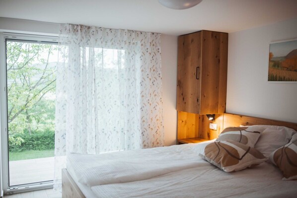 2 bedrooms, travel crib, free WiFi