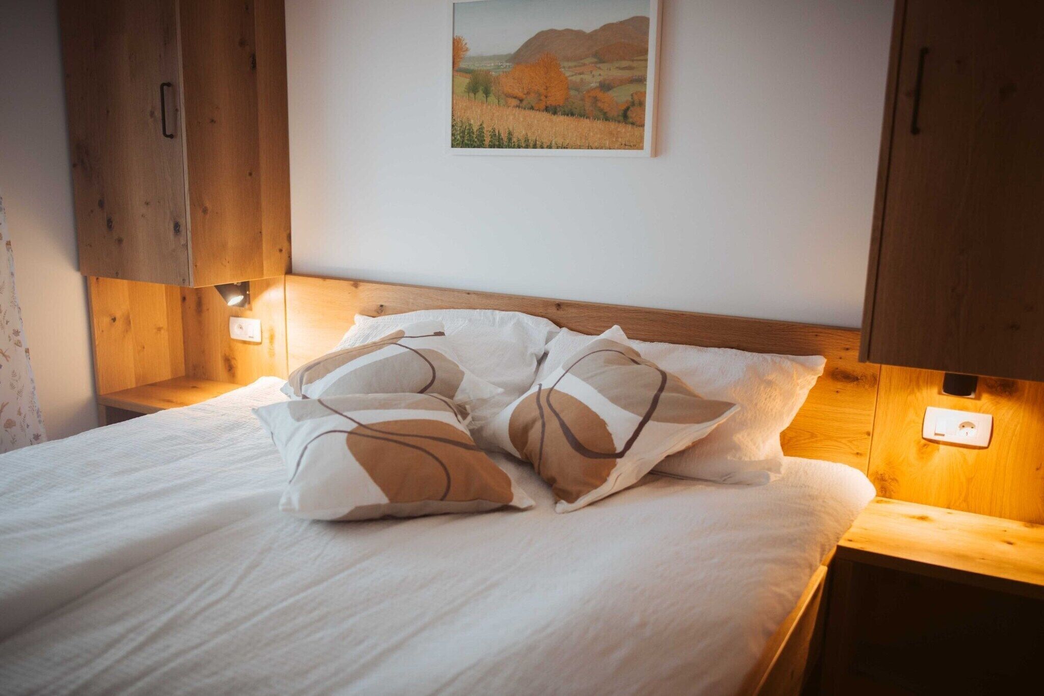 Travel cot, free WiFi