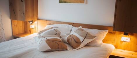 Travel cot, free WiFi