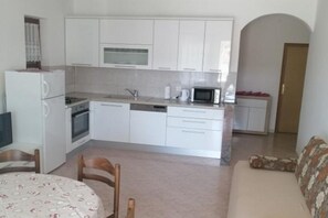 Fridge, microwave, oven, stovetop - Apartments Milakovic-Kanica - Classic One Bedroom Apartment with Sea View and Terrace (Rogoznica)