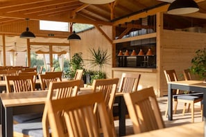 Outdoor dining - Halicanum Glamping Peaceful Retreat Resort 7 (Sveti Martin na Muri)