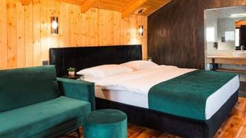 Travel crib, free WiFi