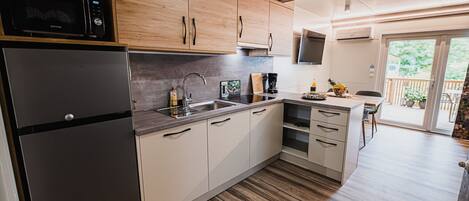 Refrigerador, microondas, placa de cocina, lavavajillas