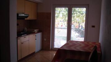Fridge, stovetop, dishwasher