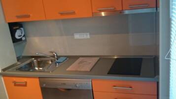 Fridge, stovetop
