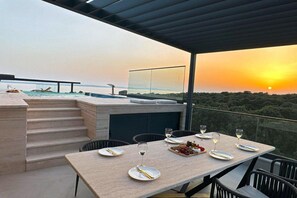 Outdoor dining - Three-Bedroom Penthouse with Infinity Pool (The Skyview Penthouse) - S4 (Kozino)
