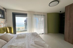 3 bedrooms, travel crib, free WiFi - Three-Bedroom Penthouse with Infinity Pool (The Skyview Penthouse) - S4 (Kozino)
