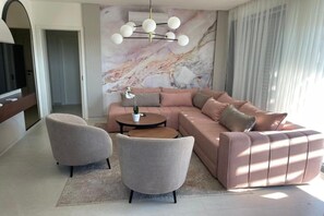 Smart TV - Three-Bedroom Penthouse with Infinity Pool (The Skyview Penthouse) - S4 (Kozino)