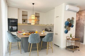 ثلاجة، ميكروويف، فرن، موقد طهي مسطح