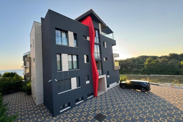 المنشأة من الخارج