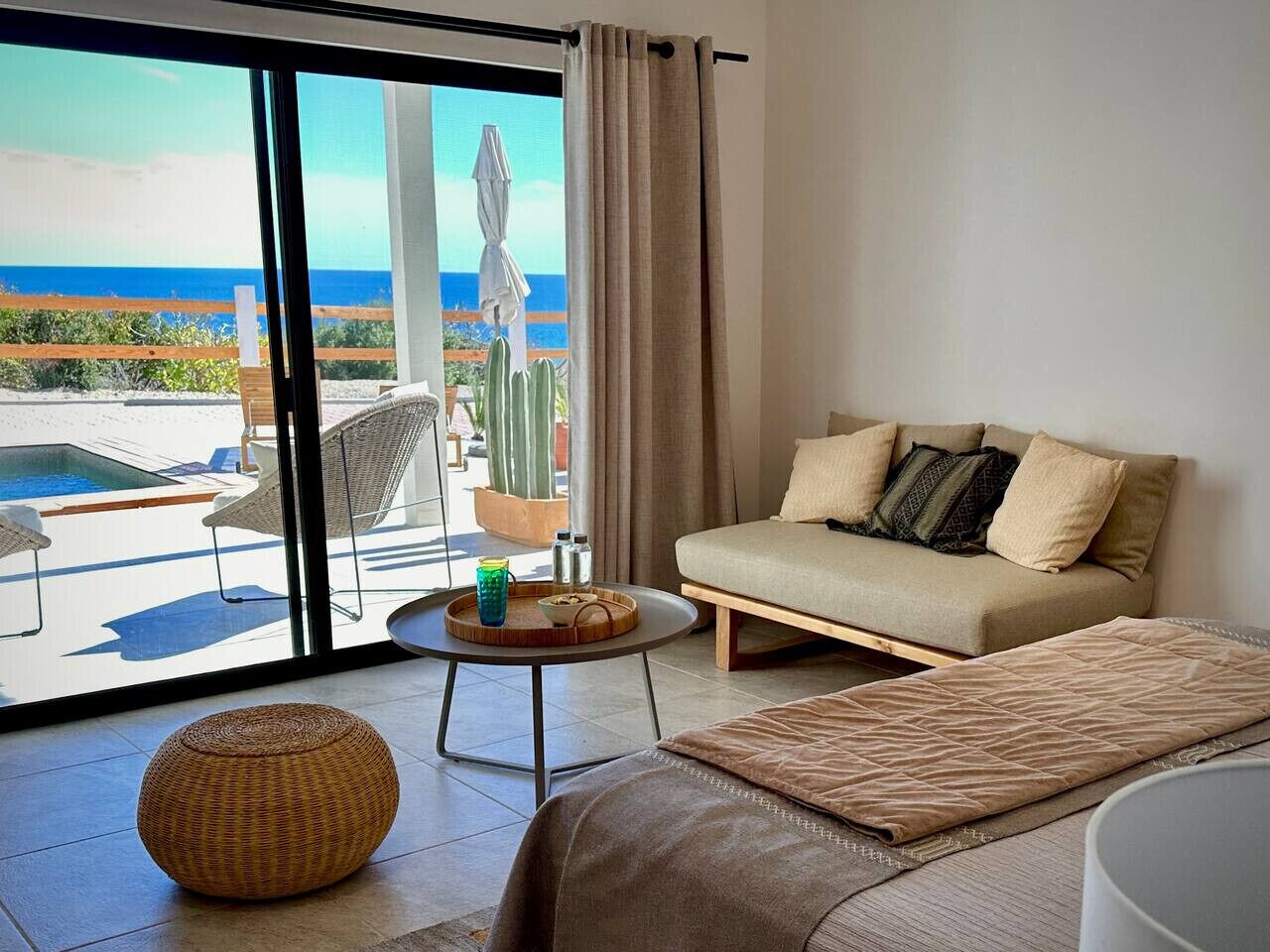 4 makuuhuonetta, tallelokero huoneessa, työpöytä, silitysrauta/-lauta